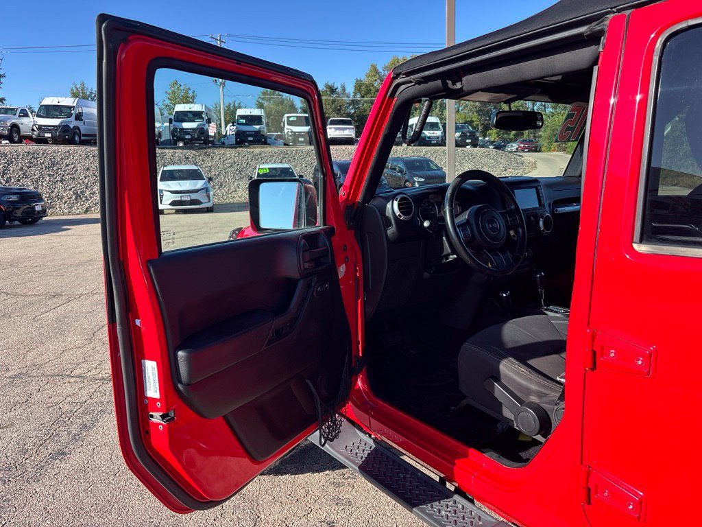 Used 2015 Jeep Wrangler Unlimited Sahara w/ Connectivity Group AWD/4WD image 10
