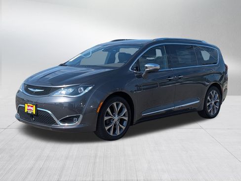 Used 2018 Chrysler Pacifica Limited w/ Tire & Wheel Group FWD image 3