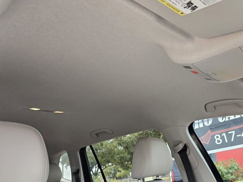 Used 2018 Volkswagen Tiguan SE image 33