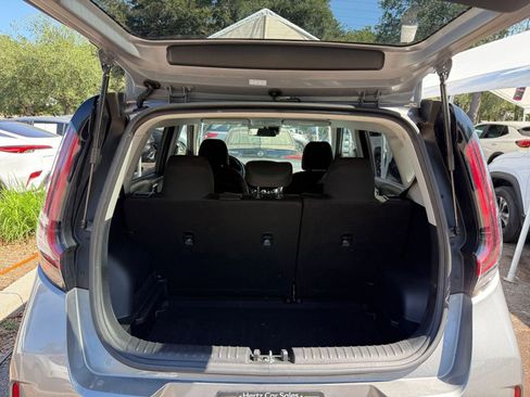 Used 2025 Kia Soul LX w/ LX Technology Package FWD image 28