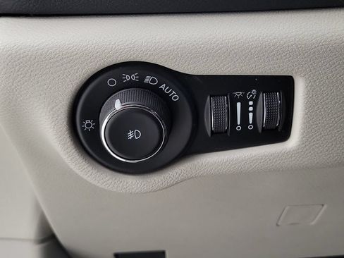 Used 2023 Chrysler Pacifica Touring-L FWD image 12