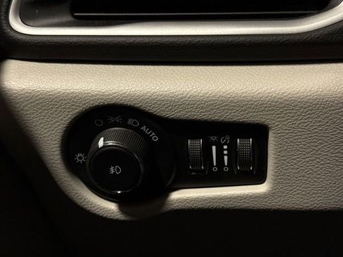 Used 2023 Chrysler Pacifica Touring-L FWD image 18