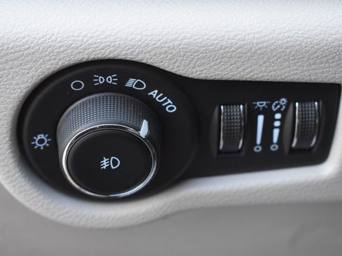 Used 2024 Chrysler Pacifica Touring-L image 25