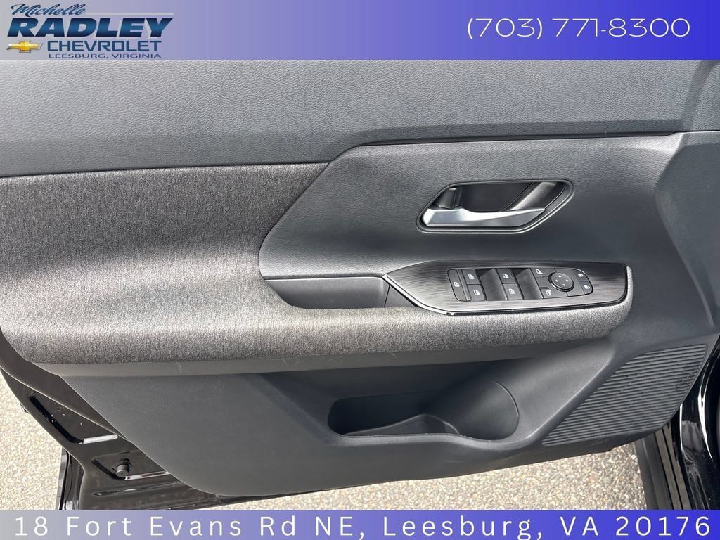 Used 2025 Nissan Kicks SV AWD/4WD image 6
