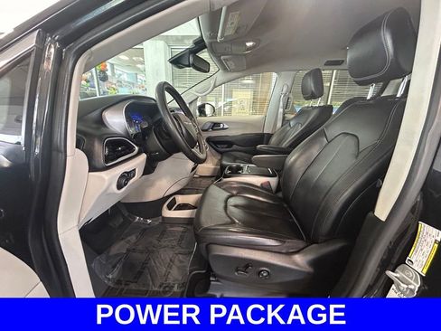 Used 2022 Chrysler Pacifica Touring-L image 10