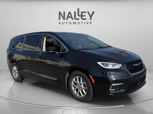 Used 2023 Chrysler Pacifica Touring-L image 7