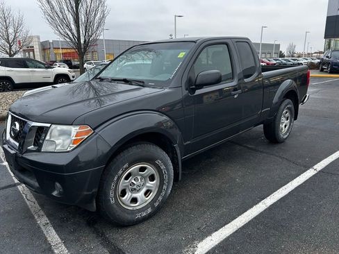 Used 2012 Nissan Frontier SV image 2