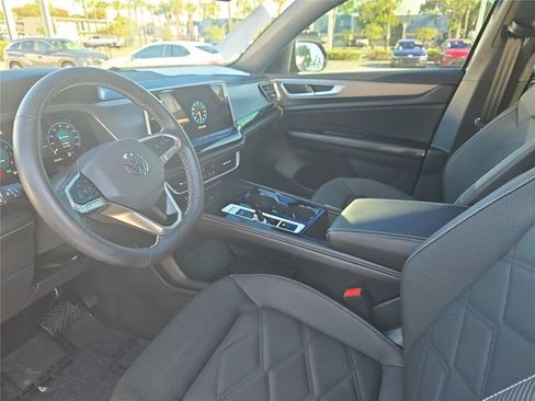 Used 2024 Volkswagen Atlas Cross Sport SE FWD image 17
