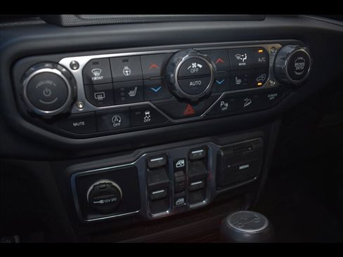 Used 2019 Jeep Wrangler Unlimited Sahara image 12