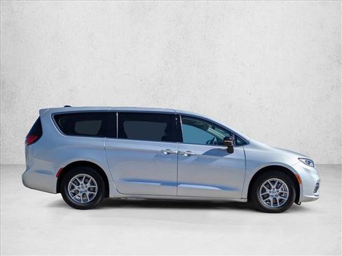 Used 2024 Chrysler Pacifica Touring-L FWD image 4