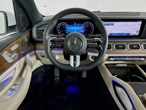 Used 2025 Mercedes-Benz GLS 580 4MATIC image 4
