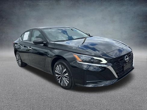 Used 2024 Nissan Altima 2.5 SV AWD/4WD image 2