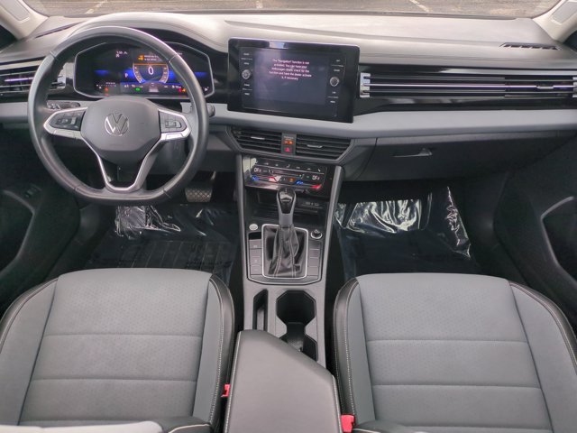Used 2025 Volkswagen Jetta SE FWD image 16