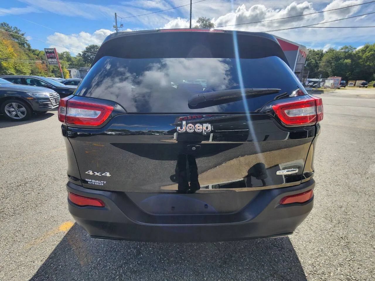 Used 2017 Jeep Cherokee Latitude w/ Cold Weather Group AWD/4WD image 6