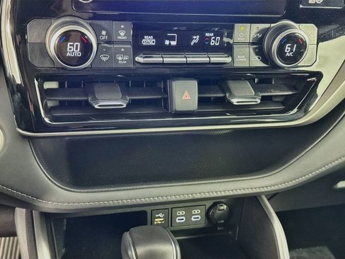 Used 2024 Toyota Highlander LE AWD/4WD image 19