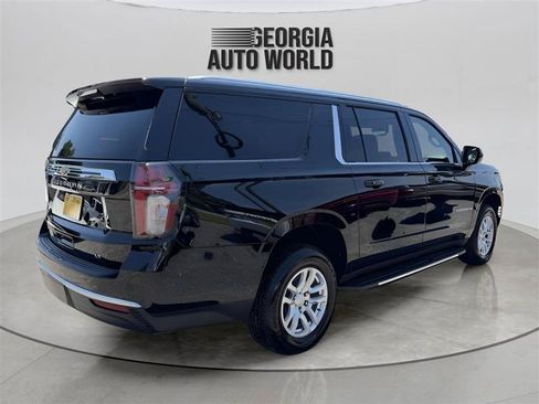 Used 2022 Chevrolet Suburban LT RWD image 14