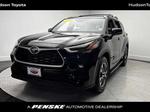 Used 2023 Toyota Highlander XLE AWD/4WD image 1