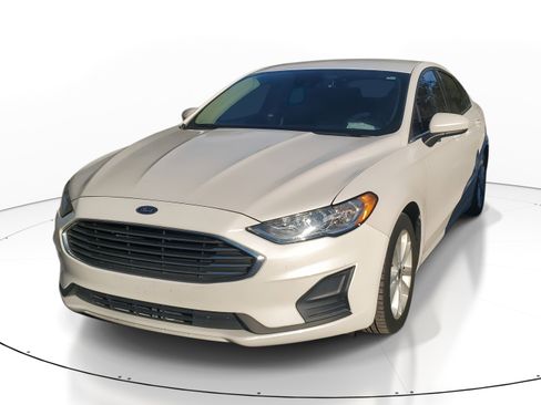 Used 2020 Ford Fusion SE image 3
