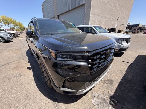 Used 2024 Honda Pilot TrailSport image 3