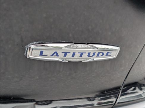 Used 2019 Jeep Cherokee Latitude Plus AWD/4WD image 10