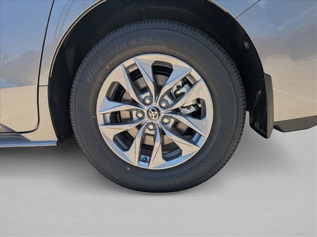 Used 2026 Toyota Sienna XLE FWD image 10