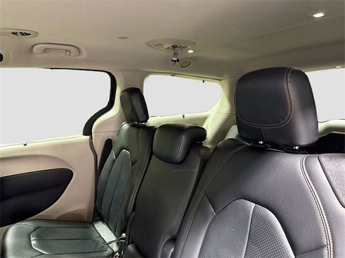 Used 2018 Chrysler Pacifica Touring-L image 23