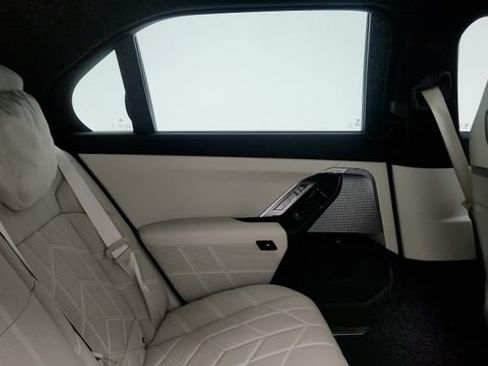 Used 2025 BMW i7 xDrive60 AWD/4WD image 40