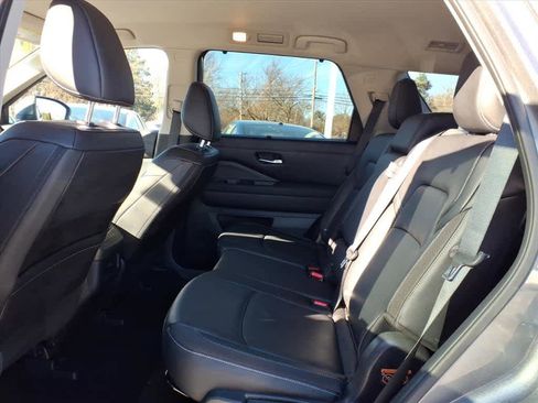 Certified 2024 Nissan Pathfinder SL w/ Black Appearance Package image 13
