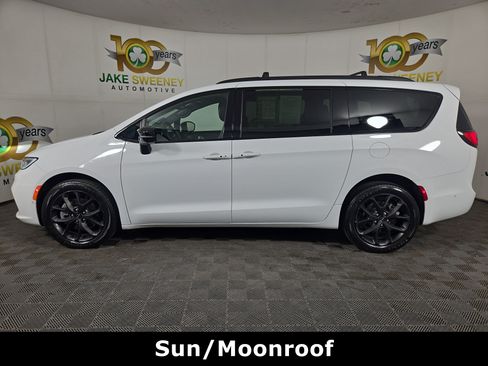 Certified 2023 Chrysler Pacifica Limited w/ S Appearance Package AWD/4WD image 6