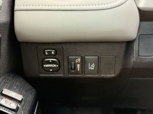 Used 2018 Toyota RAV4 Limited FWD image 28
