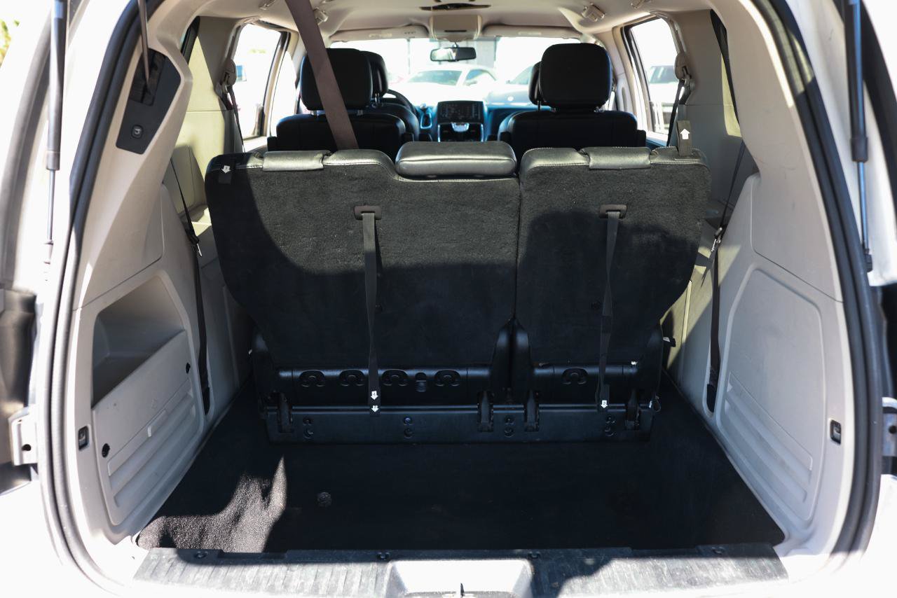 Used 2015 Chrysler Town & Country Touring FWD image 25