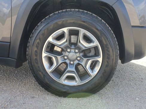 Used 2019 Jeep Cherokee Trailhawk w/ Comfort/Convenience Group AWD/4WD image 48