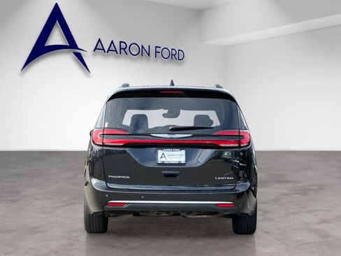 Used 2023 Chrysler Pacifica Limited image 4