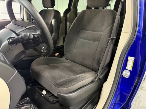 Used 2018 Dodge Grand Caravan SE w/ UConnect Hands-Free Group image 19
