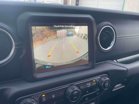 Used 2023 Jeep Wrangler Sahara w/ Cold Weather Group image 28