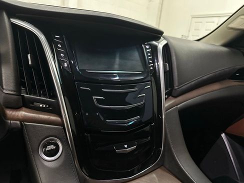 Used 2018 Cadillac Escalade ESV Premium Luxury RWD image 45