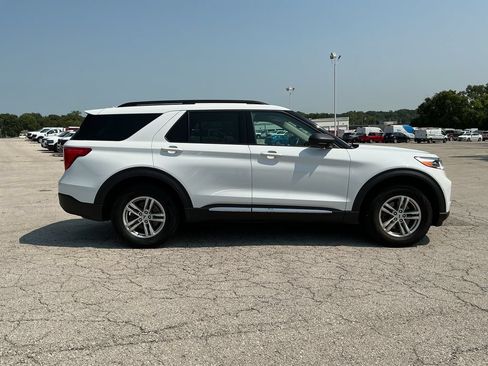 Used 2023 Ford Explorer XLT AWD/4WD image 6