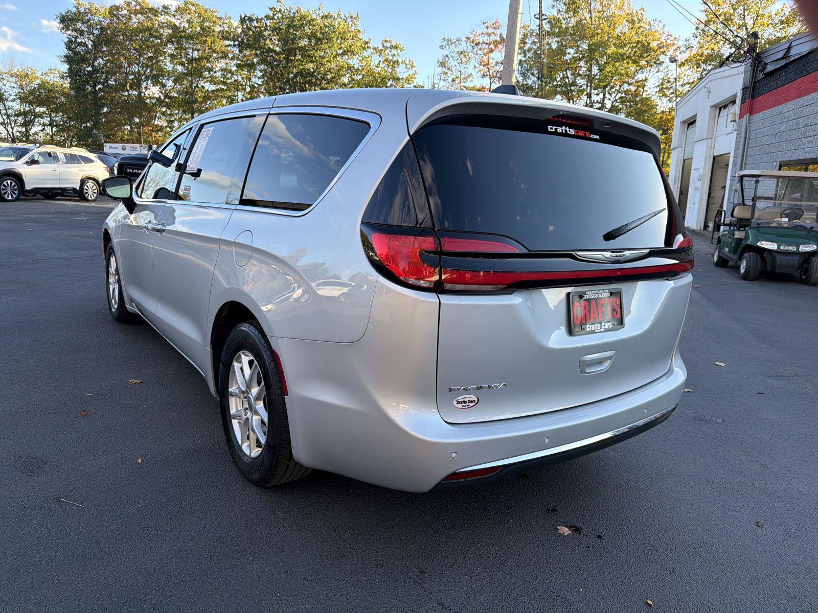 Used 2024 Chrysler Pacifica Touring-L FWD image 3