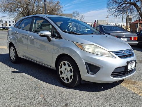 Used 2013 Ford Fiesta SE image 2