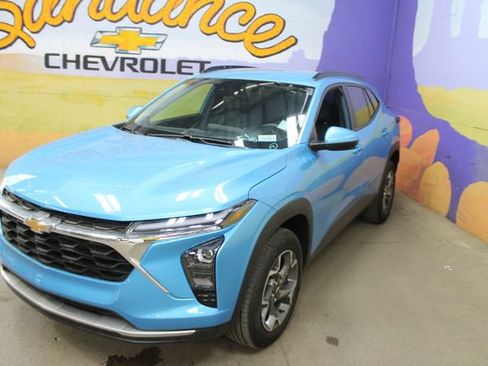 Used 2025 Chevrolet Trax LT w/ Driver Confidence Package FWD image 4