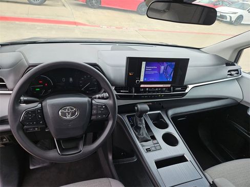 Used 2025 Toyota Sienna LE image 16