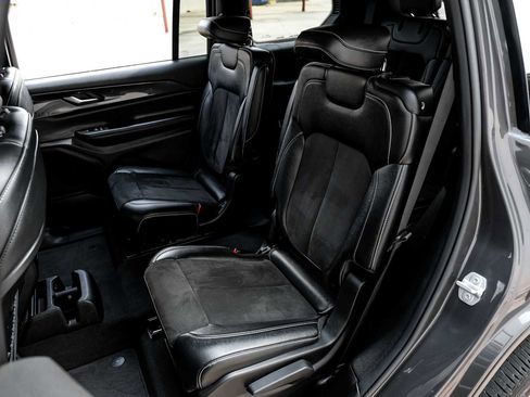 Used 2023 Jeep Grand Cherokee L Laredo image 39