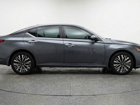 Used 2025 Nissan Altima 2.5 SV FWD image 11