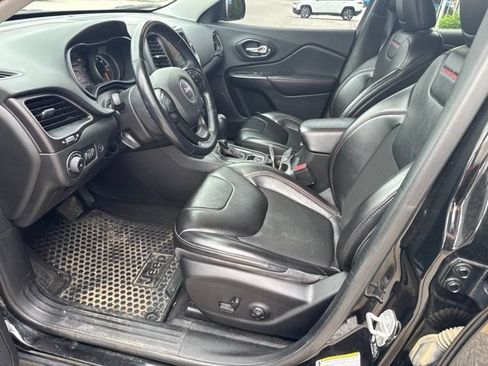 Used 2021 Jeep Cherokee Trailhawk w/ Comfort/Convenience Group AWD/4WD image 12