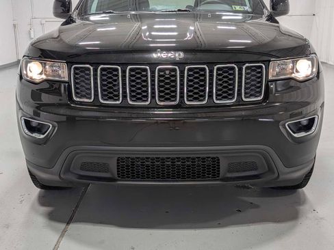 Used 2019 Jeep Grand Cherokee Laredo image 2