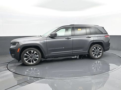 Used 2022 Jeep Grand Cherokee Overland w/ Luxury Tech Group IV AWD/4WD image 2