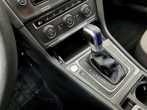 Used 2016 Volkswagen e-Golf SE FWD image 16