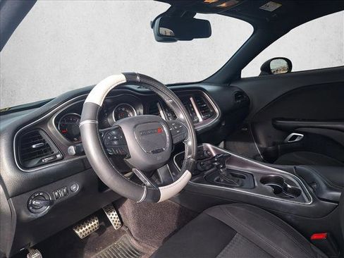 Used 2016 Dodge Challenger SXT w/ Driver Convenience Group image 9