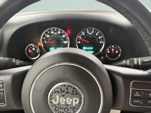 Used 2017 Jeep Wrangler Unlimited Rubicon w/ Connectivity Group AWD/4WD image 26