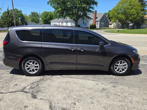 Used 2023 Chrysler Pacifica Touring-L FWD image 9